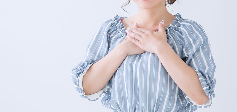 自分の胸に手をあてている写真